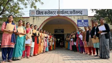 WCD GPM Recruitment 2025 सखी वन स्टॉप सेंटर भर्ती का रियलिस्टिक थंबनेल, जिसमें छत्तीसगढ़ के सरकारी कार्यालय के सामने आवेदन फॉर्म पकड़े भारतीय महिलाएं दिखाई दे रही हैं